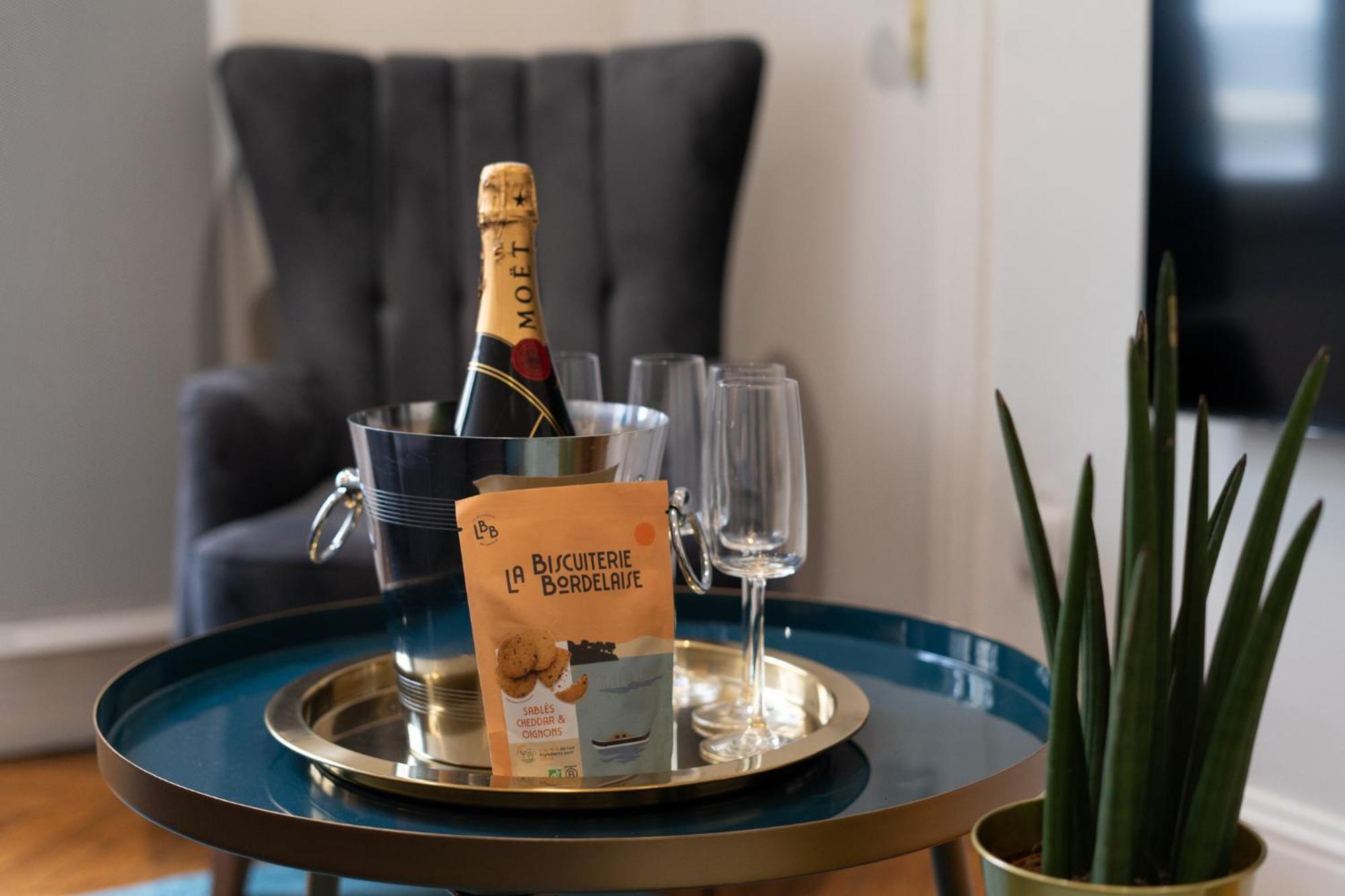 Appartement Madeleine's Rated 8 Traveller Center Appartments Bordeaux